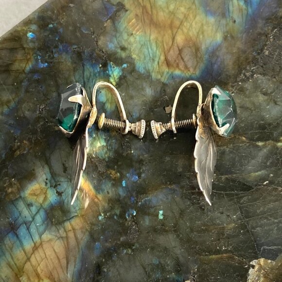 VTG Sterling Silver 925 Round Faceted Green Glass Leaf Screw Back Earrings - Picture 7 of 16
